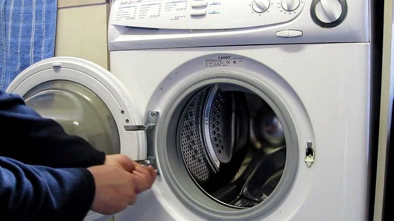 мастер разбирает стиральную машину